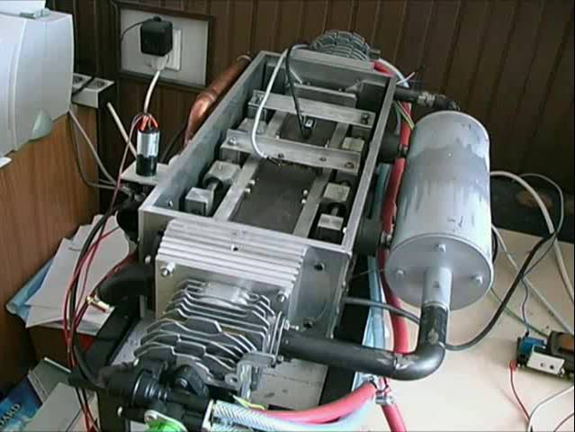 Soubor:2004 linearni spalovaci motor.jpg